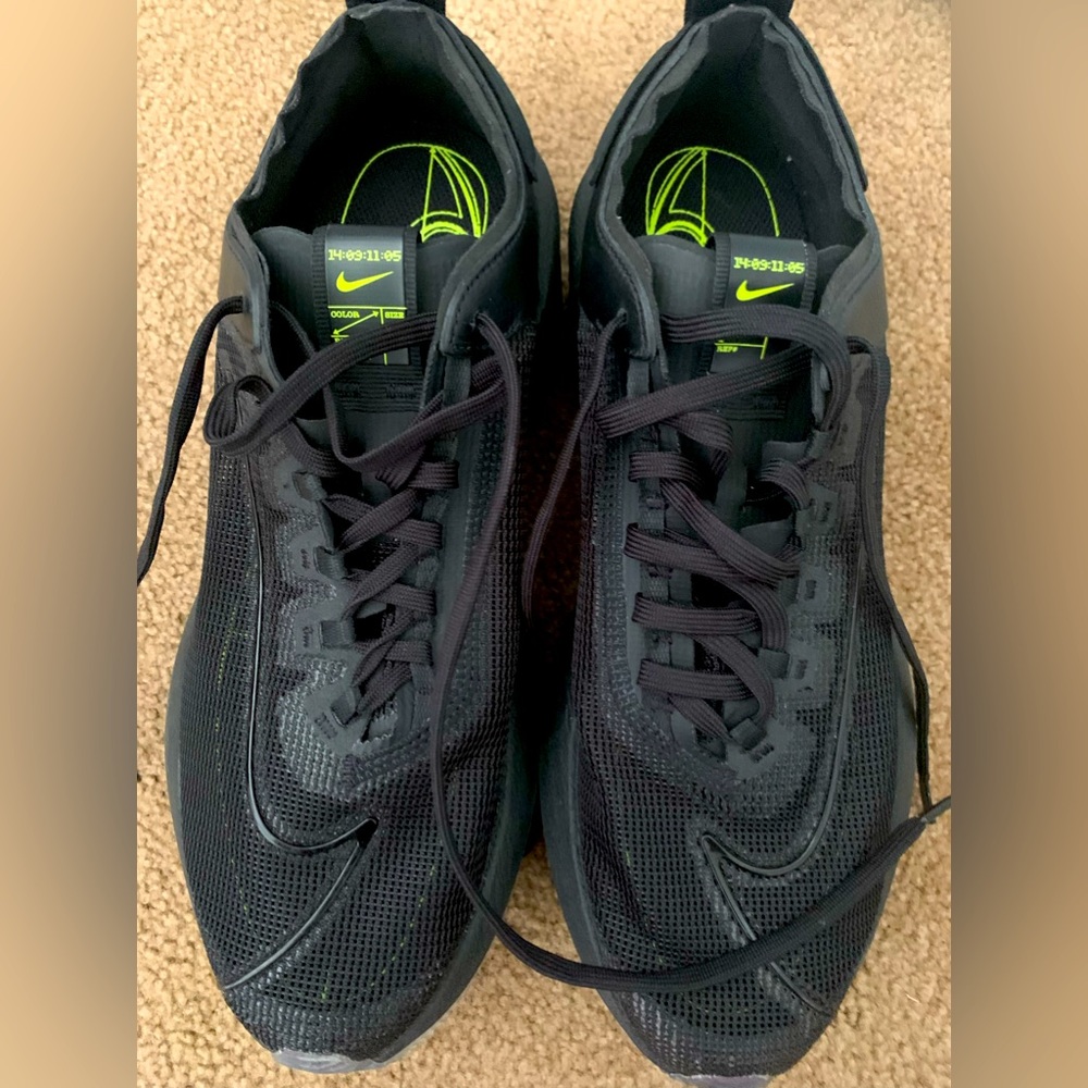 NEVER WORN WOMEN’S NIKE ZOOM DOUBLE STACKED IN VOLT BLACK SIZE 9